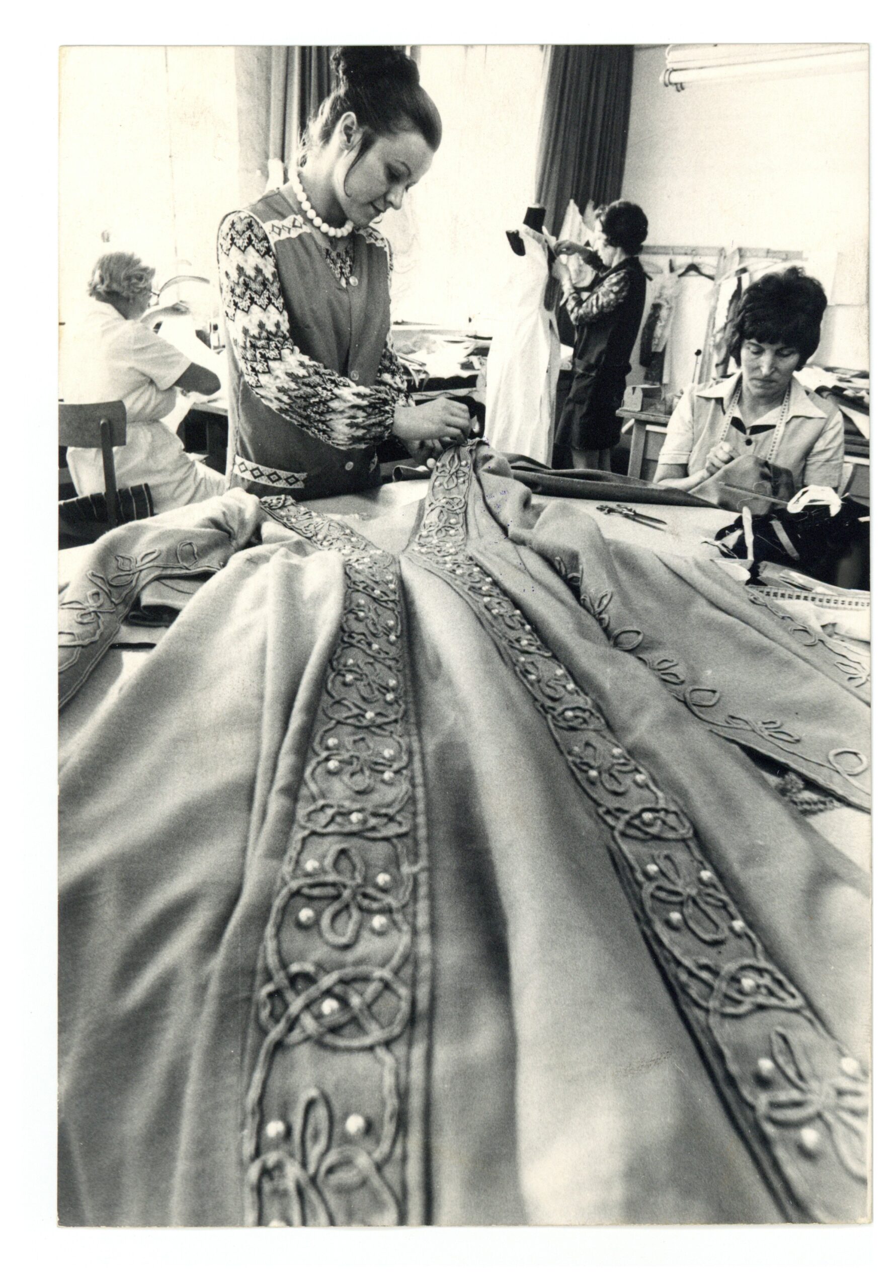 Damenschneiderin bei der Arbeit (1973) (Michael Hassiepen)